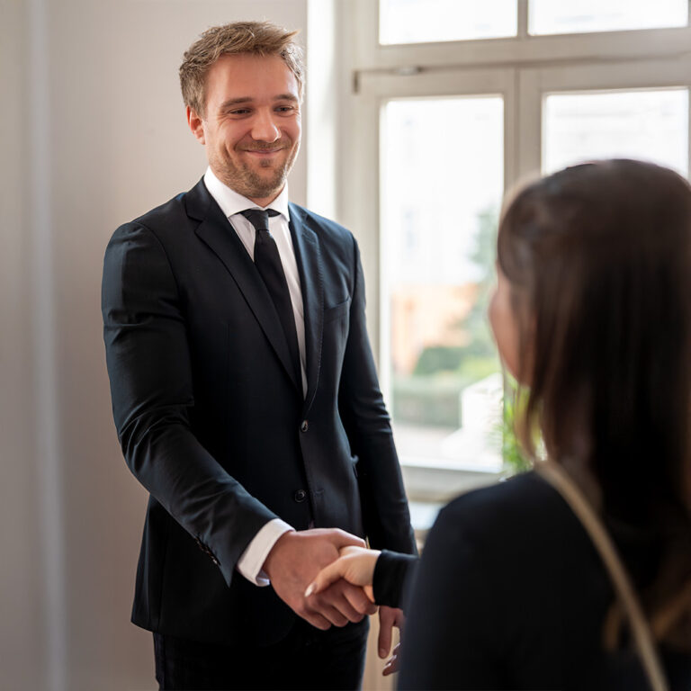 Dieses Foto zeigt Rechtsanwalt Laurens Häfner - Anwalt für Erbrecht in Erfurt mit einer glücklichen Mandantin.